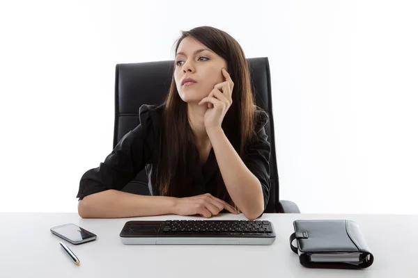 Mulher de negócios sentado em sua mesa — Fotografia de Stock