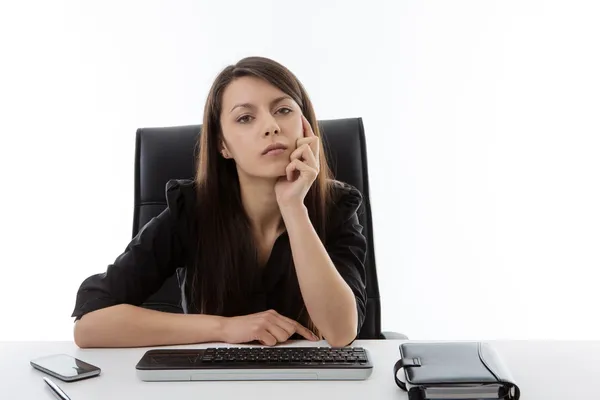 Mulher de negócios sentado em sua mesa — Fotografia de Stock