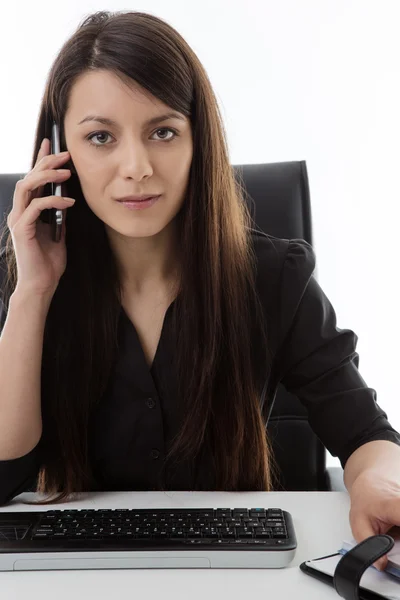 Affärskvinna som sitter vid hennes skrivbord — Stockfoto