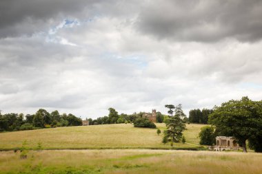 Arkasında Palladian Köprüsü, Gotik Tapınak ve Kraliçe Tapınağı olan Stowe Gardens manzarası