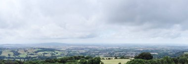 Worcestershire kırsalının yukarısından Cotswold kırsalındaki Broadway köyüne bakan panoramik görüntü