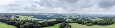 Cotswold kırsalının yukarısından İngiltere 'nin güzel panoramik görüntüsü