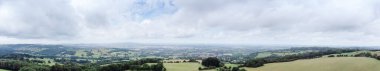 Worcestershire kırsalının yukarısından Cotswold kırsalındaki Broadway köyüne bakan panoramik görüntü