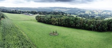 Cotswold kırsalının yukarısından İngiltere 'nin güzel panoramik görüntüsü