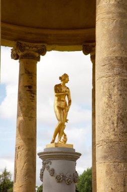 Rotunda tapınağındaki Afrodit heykeli Buckinghamshire İngiltere 'deki Stowe bahçesindeki Venüs' e.
