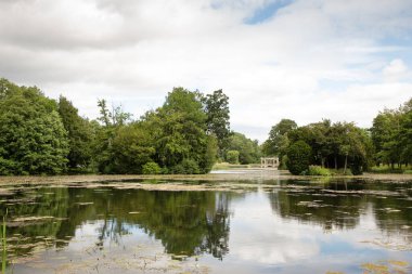 Arkasında Palladian Köprüsü olan Stowe Gardens 'ın manzara görüntüsü