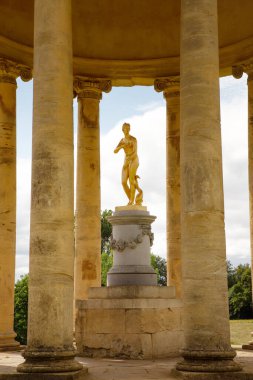 Rotunda tapınağındaki Afrodit heykeli Buckinghamshire İngiltere 'deki Stowe bahçesindeki Venüs' e.