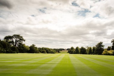 Buckinghamshire 'ın Stowe Bahçeleri' ndeki manzara görüntüsü arka planda Korint kemeriyle birlikte Pavilion Gölü 'nden biri görülebilir.
