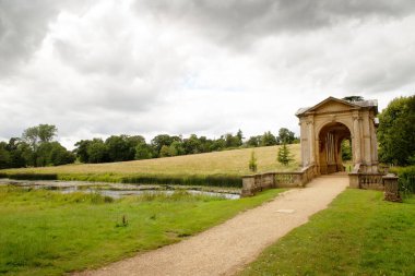 Arkasında Palladian Köprüsü olan Stowe Gardens 'ın manzara görüntüsü
