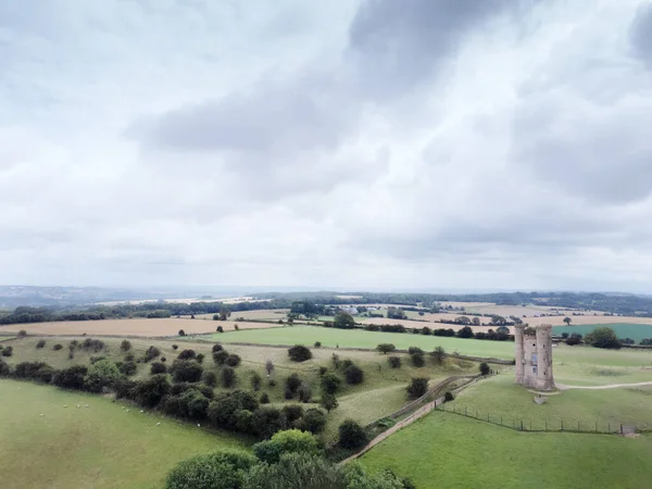 从英国科茨沃尔德郊区俯瞰百老汇塔的美丽图像 — 图库照片