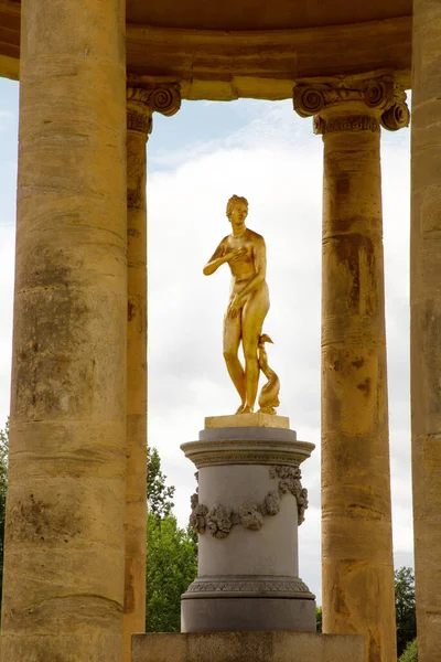 位于英格兰白金汉郡斯托花园的罗通达寺至维纳斯的阿芙罗狄蒂雕像 — 图库照片