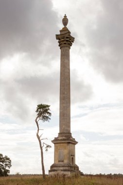 Suffolk 'taki A11' in Elveden Savaş Anıtı 127 feet yüksekliğindedir İkinci Dünya Savaşı 'ndan sonra eklenen bir vazoyla Birinci Dünya Savaşı anıtı..