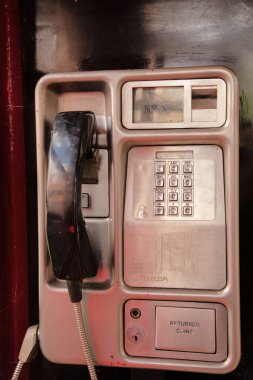 İngiliz ankesörlü telefonu kırmızı bir telefon kulübesinde.