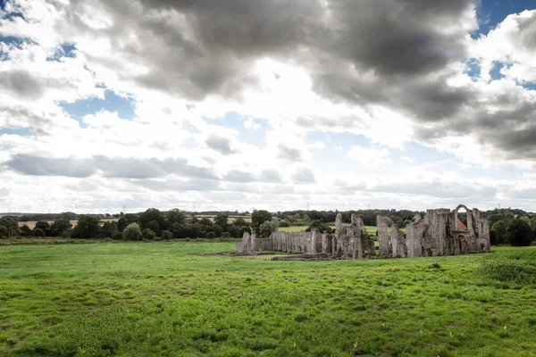 Landschap Beeld Van Ruïnes Van Castle Acre Priory Een Middeleeuws — Stockfoto