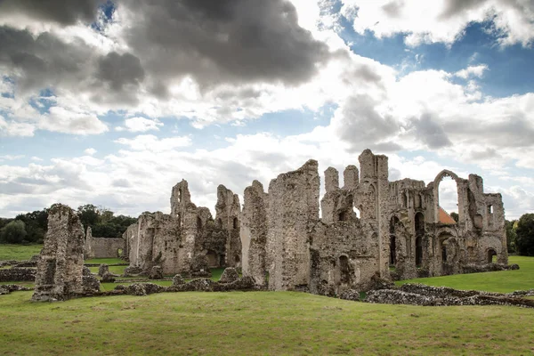 城の遺跡の風景写真Acre Priory城の村で中世の建物Acreノーフォークイングランド — ストック写真