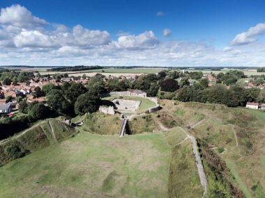 İngiltere 'nin Acre Norfolk kasabasındaki yıkık dökük bir ortaçağ binasının hava manzarası.