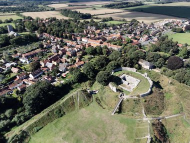 İngiltere 'nin Acre Norfolk kasabasındaki yıkık dökük bir ortaçağ binasının hava manzarası.