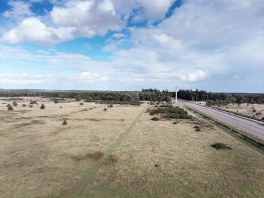 Suffolk 'taki A11' in Elveden Savaşı Anıtı manzarası, Birinci Dünya Savaşı 'nın anıtı..