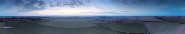 Norfolk İngiltere 'deki Feltwell köyünün yakınlarındaki tarım arazisinin günbatımının panoramik görüntüsü