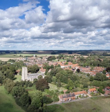 İngiltere Kalesi 'ndeki Büyük Aziz James Kilisesi' nin manzara resmi.