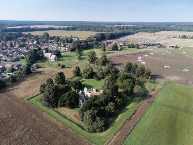 Weeting köyü üzerinde hava görüntüsü, Brandon İngiltere 'de kilise ve Weeting Castle kalıntıları ile ön planda.
