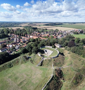 İngiltere 'nin Acre Norfolk kasabasındaki yıkık dökük bir ortaçağ binasının hava manzarası.