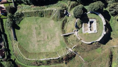 İngiltere 'nin Acre Norfolk kasabasındaki yıkık dökük bir ortaçağ binasının hava manzarası.