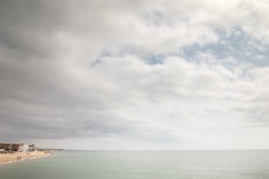 Sussex İngiltere 'sindeki çakıl taşlı Bognor Regis sahilinin sahil şeridi.