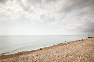 Sussex İngiltere 'sindeki çakıl taşlı Bognor Regis sahilinin sahil şeridi.