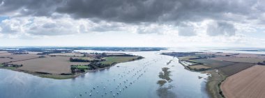 Bosham 'dan gelen panoramik hava görüntüsü halktan Chichester Limanı' na ve denize bakıyor.