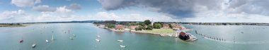 Batı Sussex, İngiltere 'deki Bosham' ın pitoresk kıyı köyünden panoramik hava görüntüsü