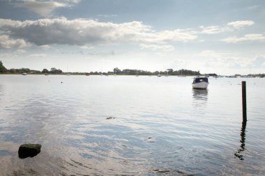 Batı Sussex, İngiltere 'de Bosham' ın pitoresk kıyı köyünden sulara bakıyorum.