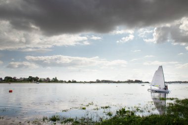 Batı Sussex, İngiltere 'de Bosham' ın pitoresk kıyı köyünden sulara bakıyorum.