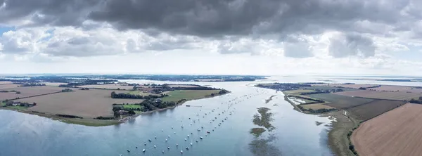 Bosham拍摄的全景航拍图像 俯瞰河口向奇切斯特港方向 然后飞向大海 — 图库照片