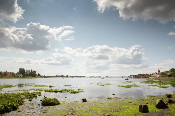 Mirando Otro Lado Del Agua Desde Pintoresco Pueblo Costero Bosham —  Fotos de Stock