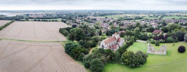 Batı Sussex İngiltere 'sindeki Saint Mary Kilisesi ve Saint Blaise Kilisesi' nin ön planında, yukarıdaki Boxgrove köyünün panoramik manzarası