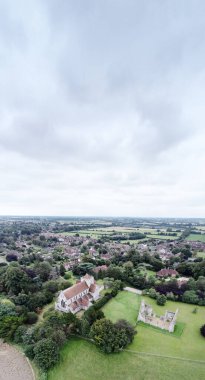 Batı Sussex İngiltere 'sindeki Saint Mary Kilisesi ve Saint Blaise Kilisesi' nin ön planında, yukarıdaki Boxgrove köyünün panoramik manzarası
