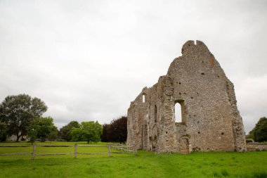 Batı Sussex İngiltere 'sindeki yıkık dökük manastırın manzarası