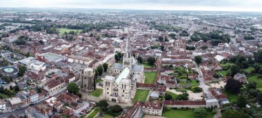 Chichester Kasabası 'nın panoramik hava görüntüsü. Chichester Katedrali sahnenin ortasına alındı.