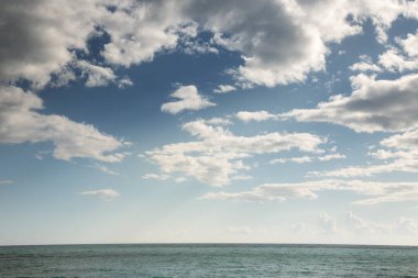 İspanya 'da deniz ve gökyüzü denizlere bakıyor.