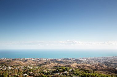 Mijas 'ın tepesinden aşağıdaki sahil şeridine bakıyor.