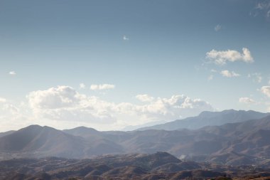 İspanya 'daki Mijas köyünün etrafındaki dağlar