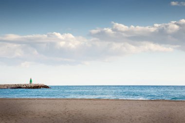 İspanya 'daki Benalmadena Limanı' ndaki rıhtımın sonunda deniz feneri olan deniz ve gökyüzü.