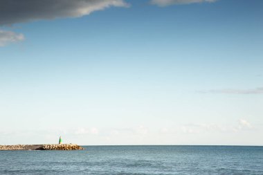 İspanya 'daki Benalmadena Limanı' ndaki rıhtımın sonunda deniz feneri olan deniz ve gökyüzü.