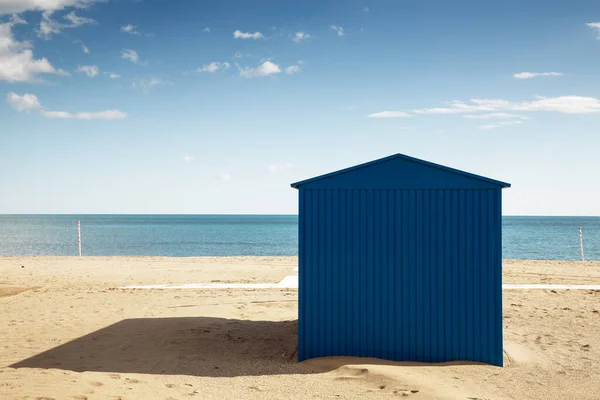 Großer Blauer Schuppen Einem Sandstrand Mit Dem Meer Dahinter Und — Stockfoto