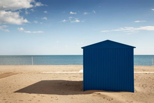 Großer Blauer Schuppen Einem Sandstrand Mit Dem Meer Dahinter Und — Stockfoto