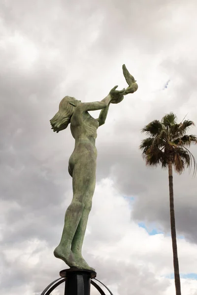 Statue Woman Releasing Dove Promenade Fuengirola — Stock Photo, Image