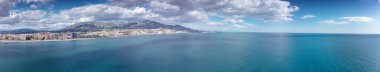 Fuengirola kıyısındaki binanın panoramik hava görüntüsü