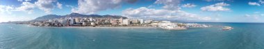 İspanya 'daki Benalmadena' nın kostüm hattının panoramik hava görüntüsü