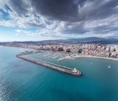 Fuengirola kıyısındaki binanın panoramik hava görüntüsü